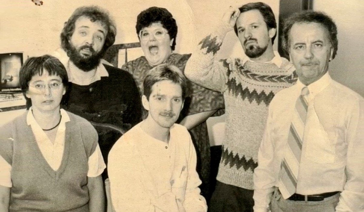 Le personnel de rédaction de L'Écho du Nord dans les années 1980: Yolande Brasset, Claude Lamarche, Suzanne Chenier, Gilles Robert et Gaston Boucher entourent Henri Prévost.