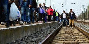 Des réfugiés arrivés par train en Hongrie marchent vers l'Allemagne, le 6 octobre 2015. Plusieurs d'entre eux fuient la guerre civile en Syrie. Photo par radekprocyk/Depositphotos.com