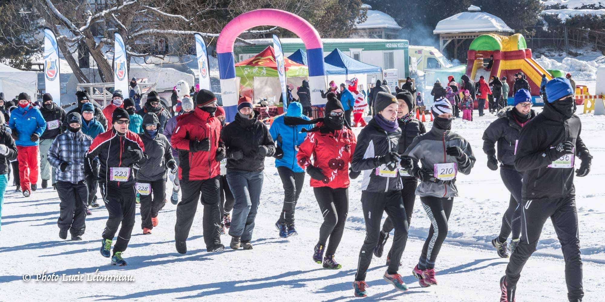 Le froid n'a pas empêché ces braves coureurs de prendre part à la première édition de la Course des Flocons sur le lac Rond à Sainte-Adèle, le 14 février 2016.