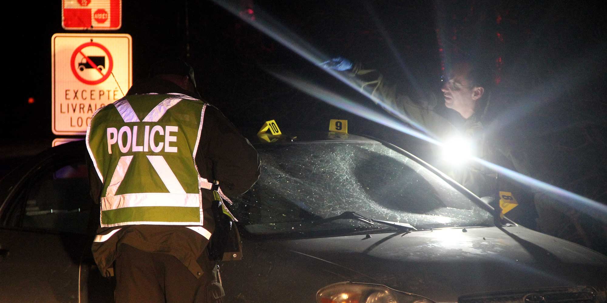 En fin de soirée, des enquêteurs étudient la voiture volée qui a frappé un piéton sur le chemin du Lac-Renaud, le 13 avril 2016 à Sainte-Adèle. Photos par Alexandre Parent Léveillé