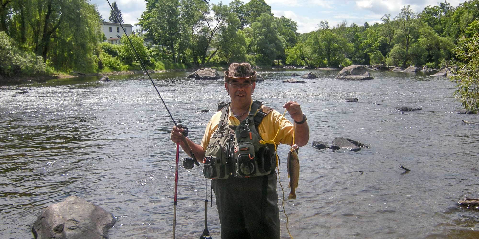 Jean-Guy Brunet, un passionné de la pêche à la mouche, pêche régulièrement dans la rivière du Nord. Il était très heureux de sa première capture l'an dernier, un omble de fontaine en juin 2015.