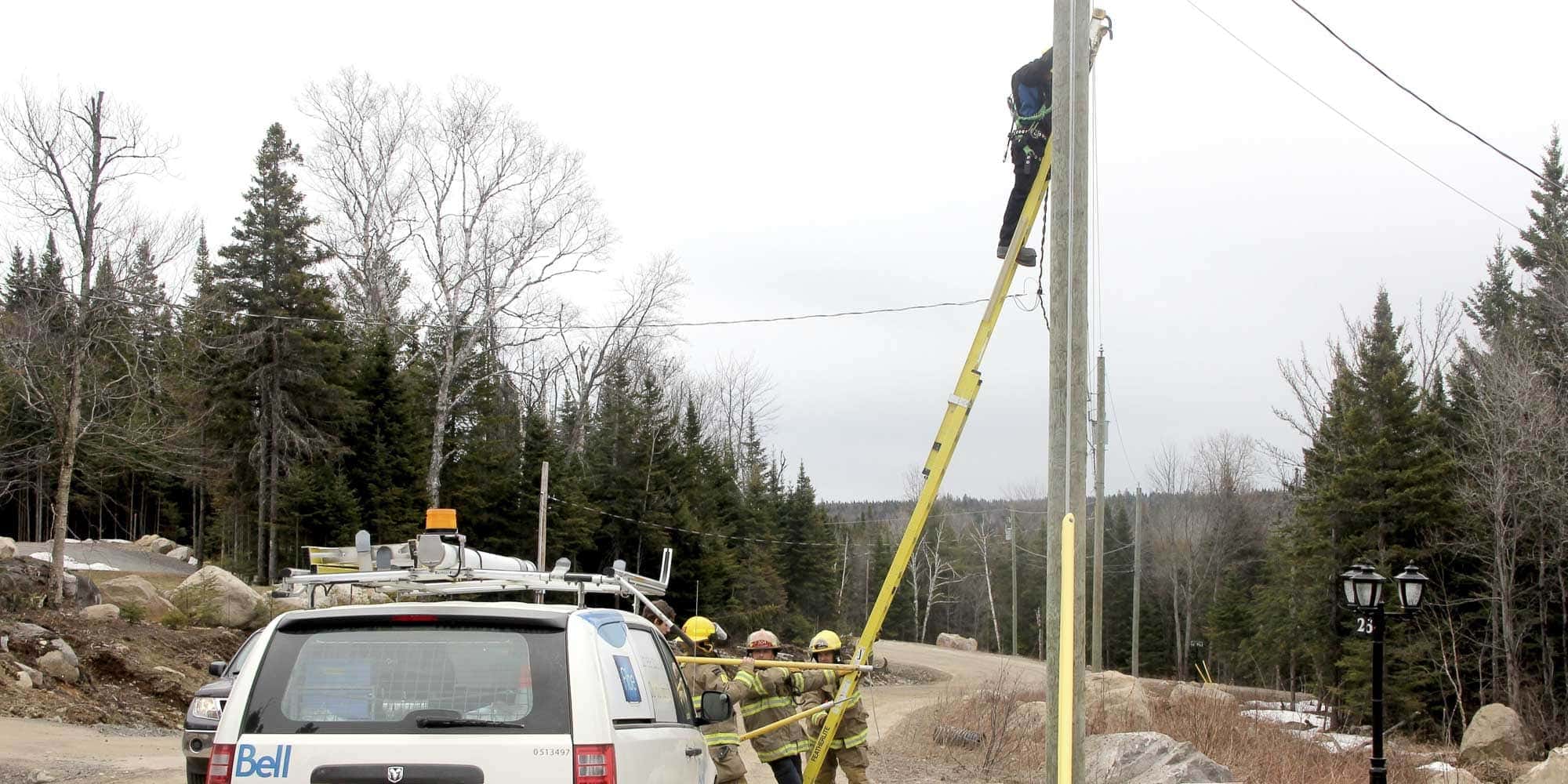 Un homme a attendu que les pompiers sécurisent son échelle avant de redescendre, le 1er mai 2016, à Sainte-Marguerite-du-Lac-Masson. Photos par Alexandre Parent Léveillé