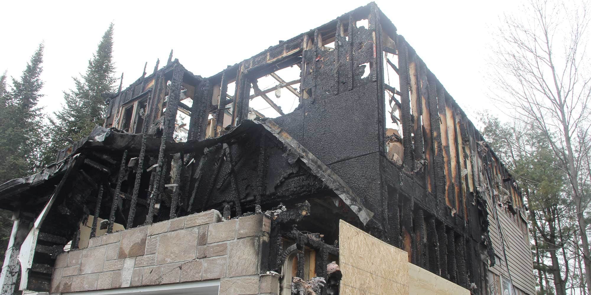Le haut de cette maison de Saint-Colomban a brûlé, le 1er mai 2016. Photos par Alexandre Parent Léveillé