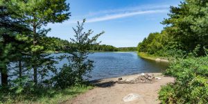 Le lac Jérôme, un plan d'eau qui fait partie des terrains destinés à un futur parc-nature à Saint-Jérôme.