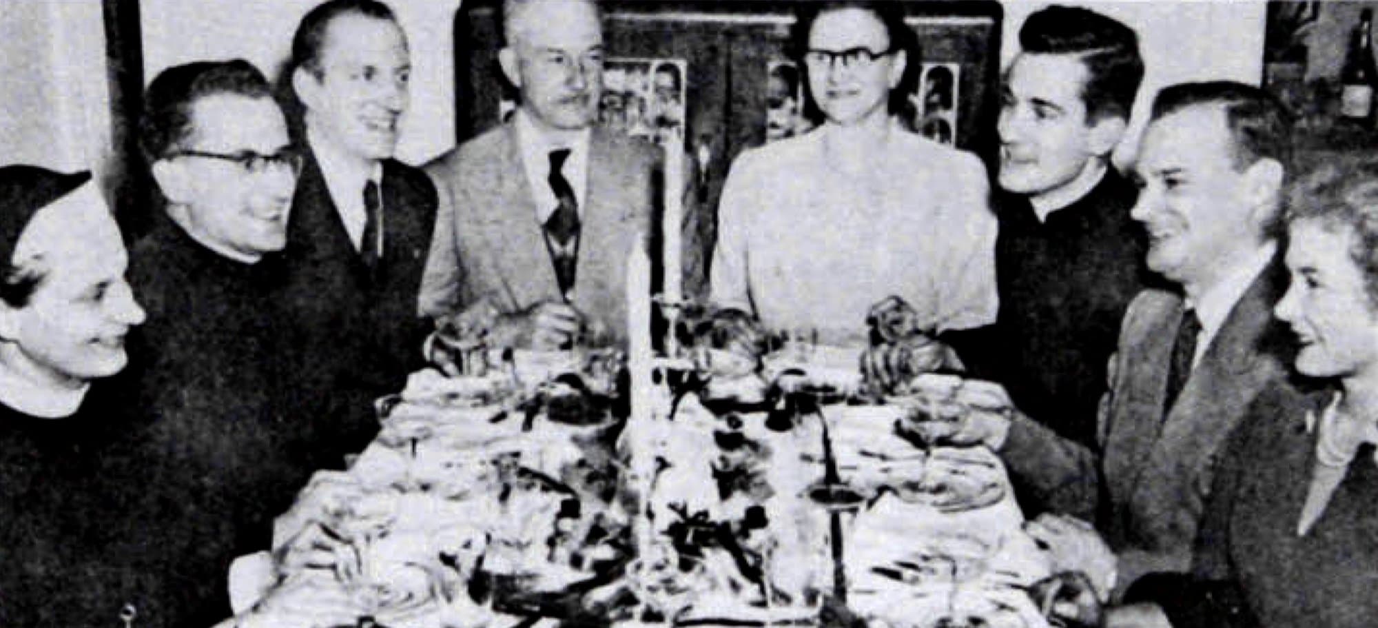 Jacques Grand'Maison, en haut à droite, accompagné de sa famille dans les années 1950, sur une photo de Gonzague Allaire, publiée dans le magazine VO, disponible sur le site de la Bibliothèque et Archives nationales du Québec.