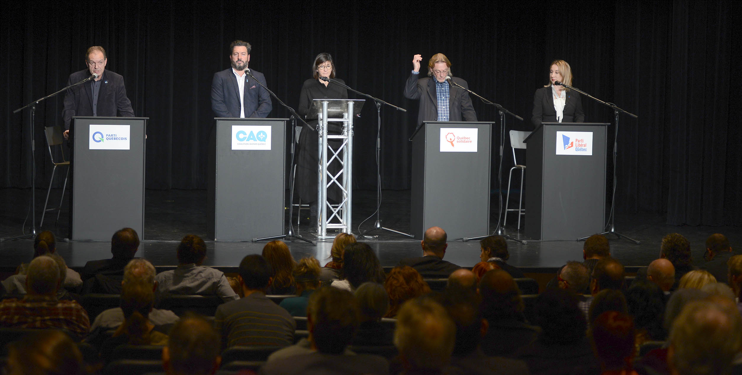 Les quatre candidats qui participaient au débat, animé par l'ex-députée Marie Grégoire, le 30 novembre 2016 au Cégep de Saint-Jérôme.