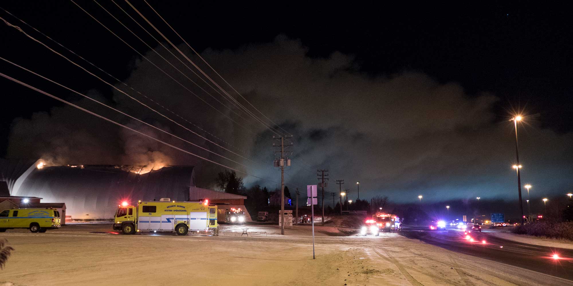 L'entrepôt de sciure de bois de l'entreprise Mirabûches était en flames, le soir du 10 décembre 2016, à Mirabel.